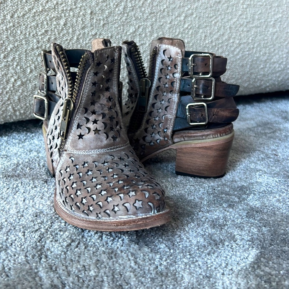 Freebird by Steven Dahlia ankle boots in Taupe size 6.